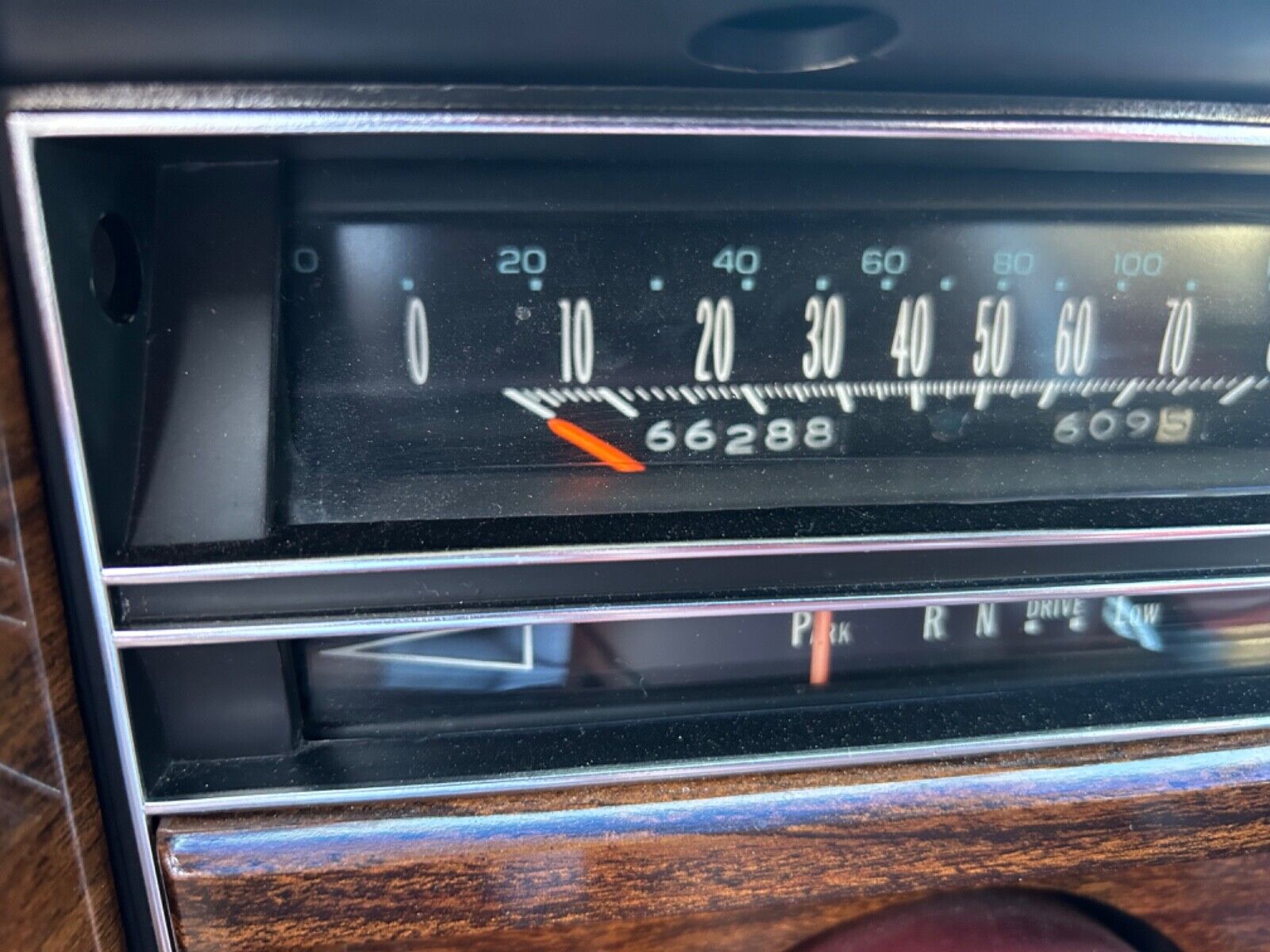 Cadillac-DeVille-Coupe-1978-Red-Red-106680-27