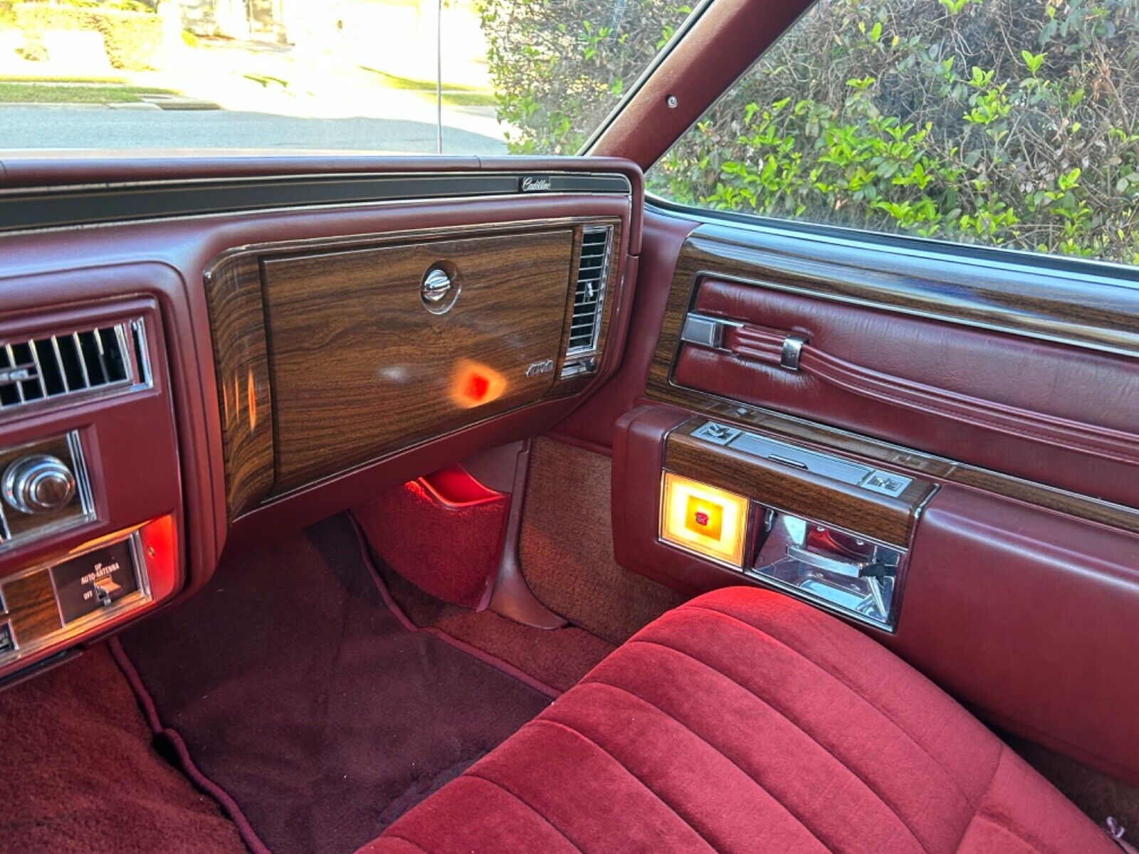 Cadillac-DeVille-Coupe-1978-Red-Red-106680-28