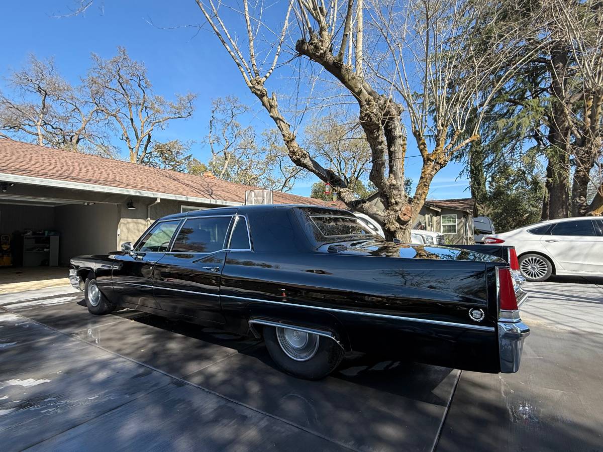 Cadillac-Fleetwood-75-1969-black-144841-1