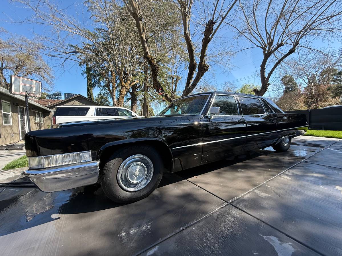 Cadillac-Fleetwood-75-1969-black-144841-3