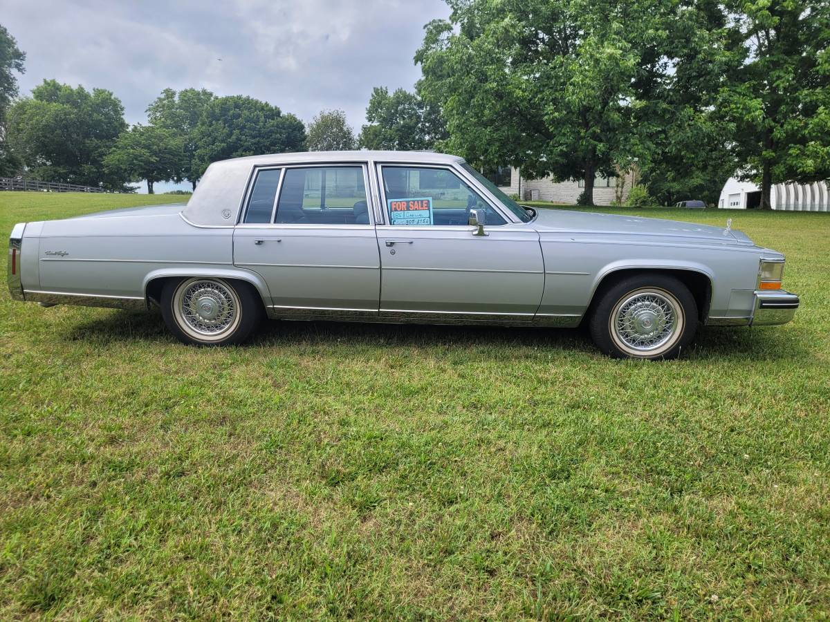 Cadillac-Fleetwood-brougham-1985-silver-80610-1