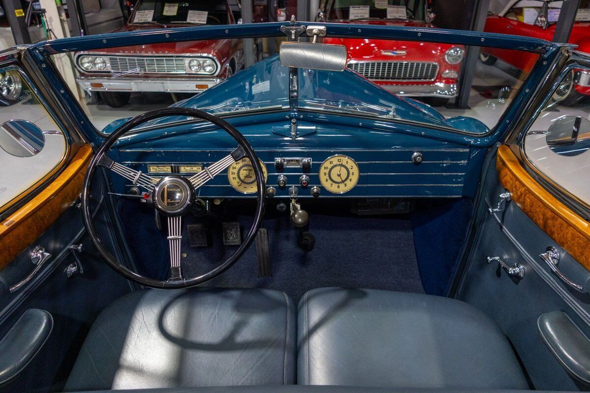 Cadillac-Series-75-Convertible-Sedan-with-Imperial-Division-Cabriolet-1937-Blue-Blue-122618-2