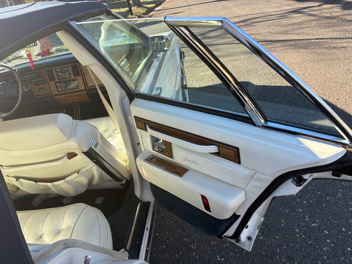 Cadillac-Seville-1985-white-116610-10