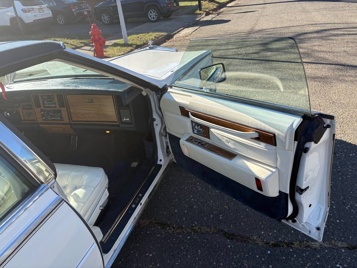 Cadillac-Seville-1985-white-116610-11