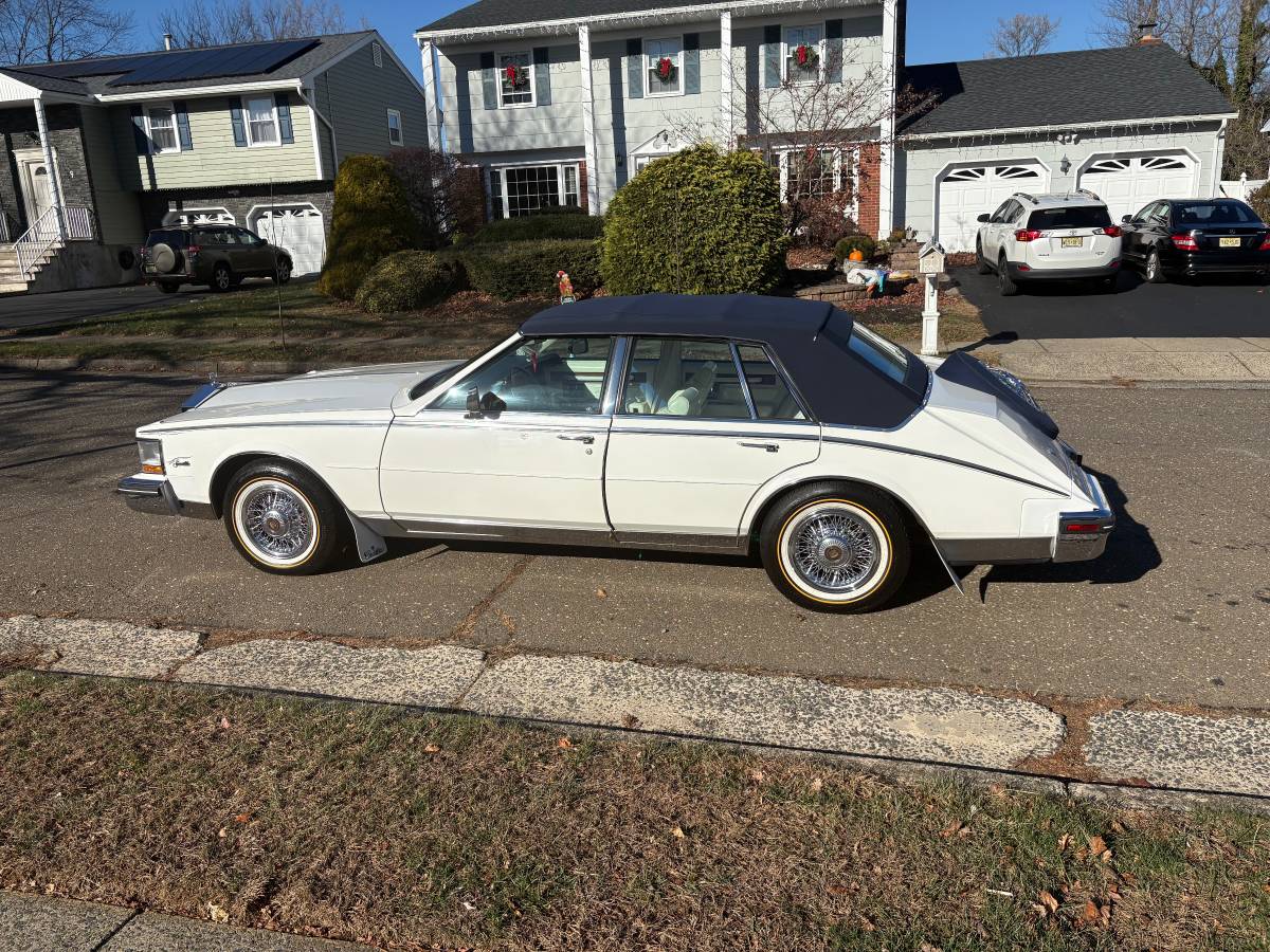 Cadillac-Seville-1985-white-116610-20