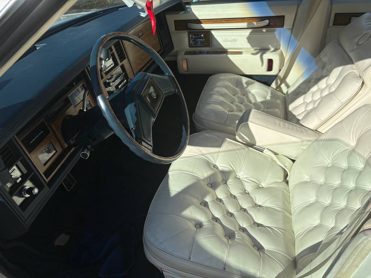 Cadillac-Seville-1985-white-116610-21