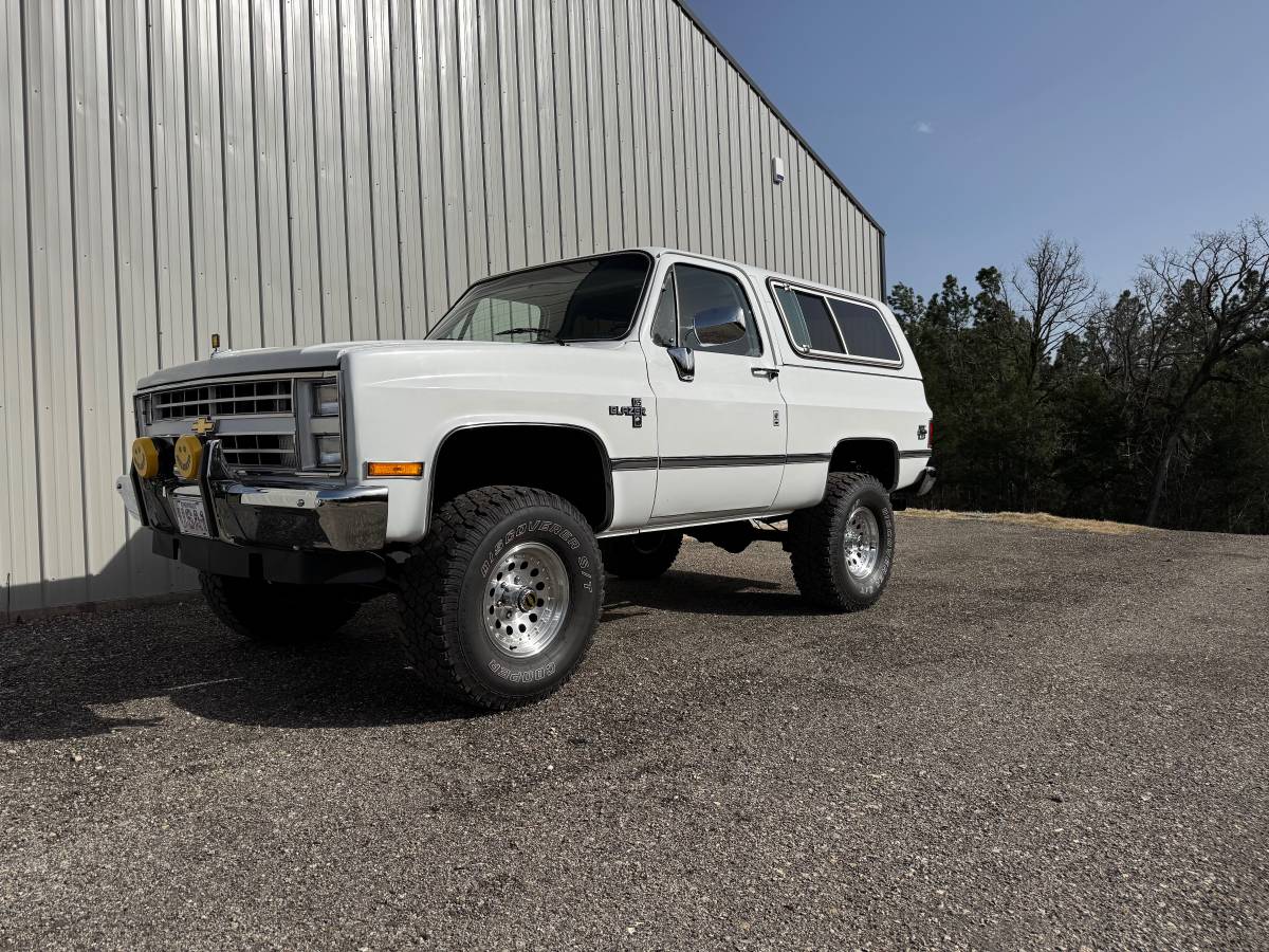 Chevrolet-1985-white-285738-1