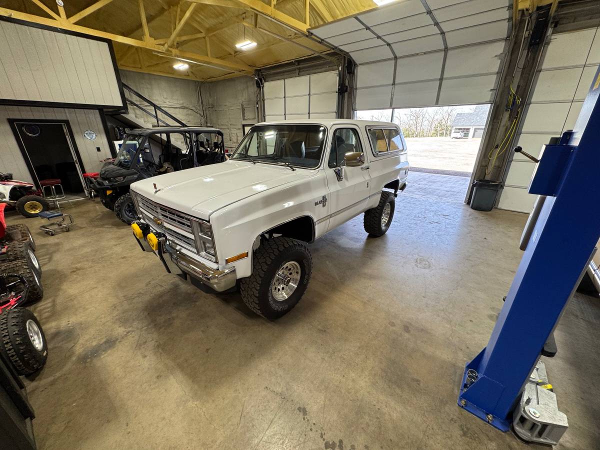 Chevrolet-1985-white-285738-2