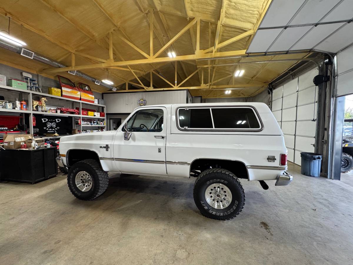 Chevrolet-1985-white-285738-4