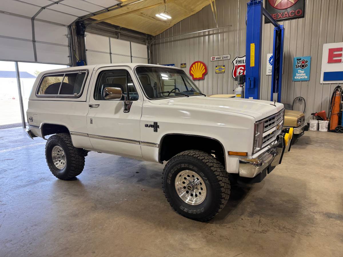 Chevrolet-1985-white-285738-7