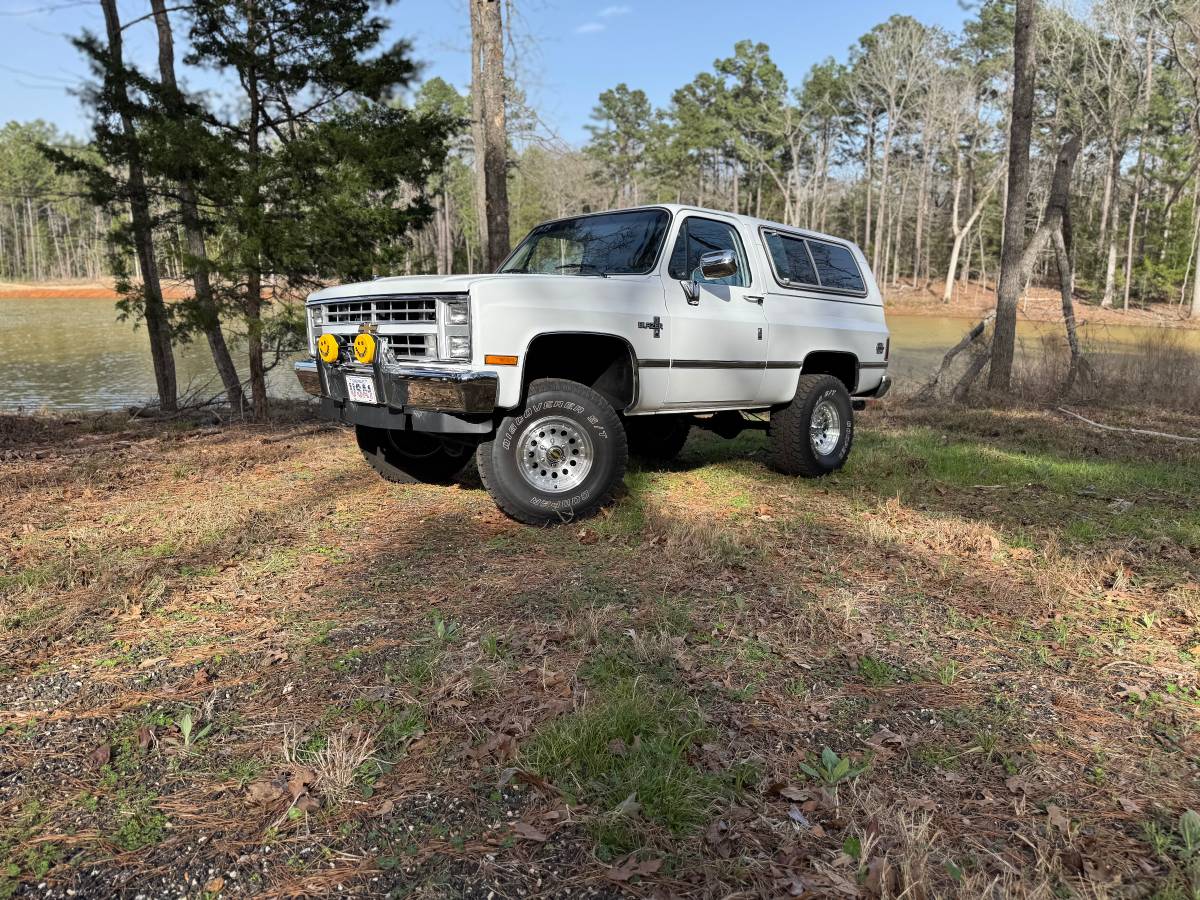 Chevrolet-1985-white-285738