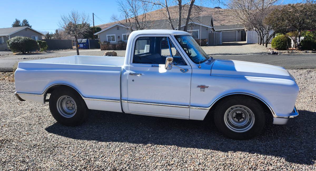 Chevrolet-C10-truck-1967-white-8047-10