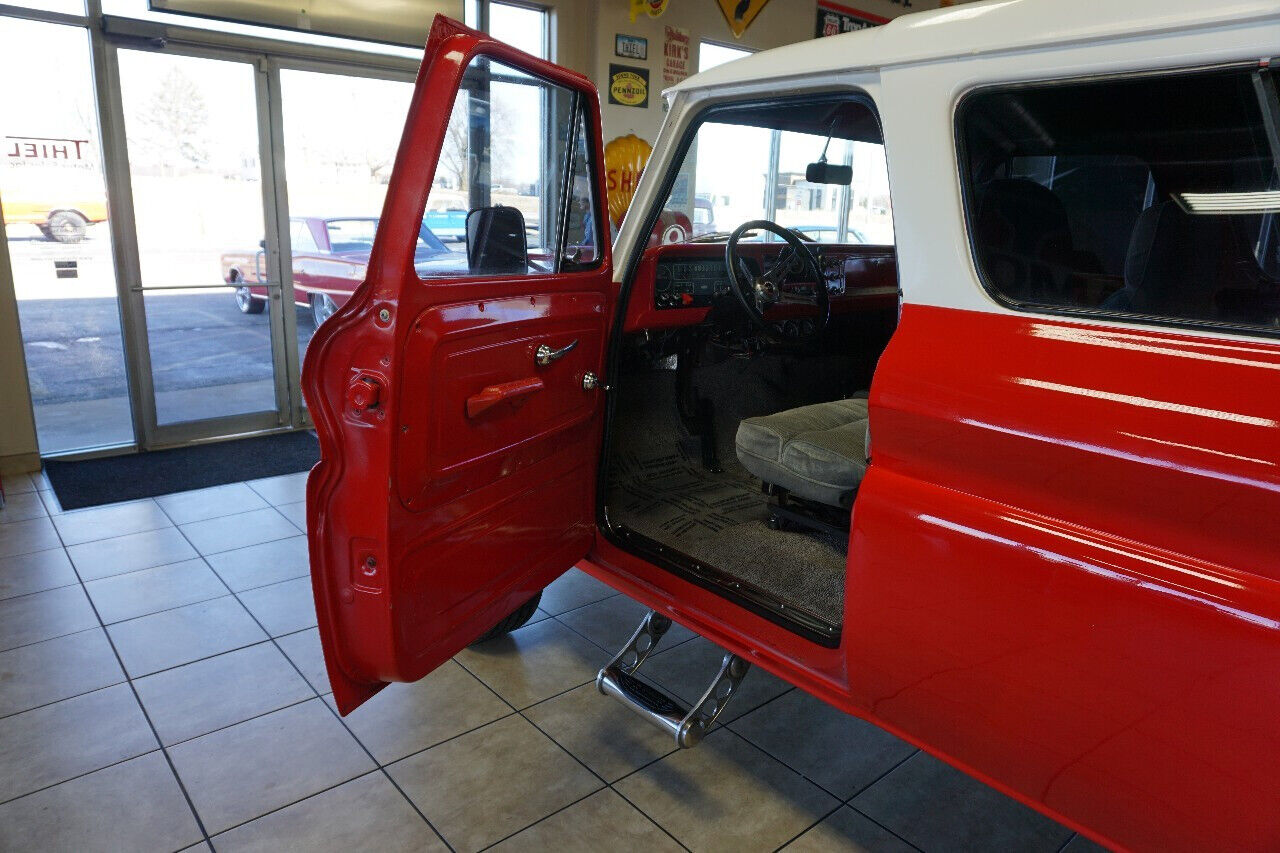 Chevrolet-CK-10-Suburban-1965-Red-Gray-81299-19