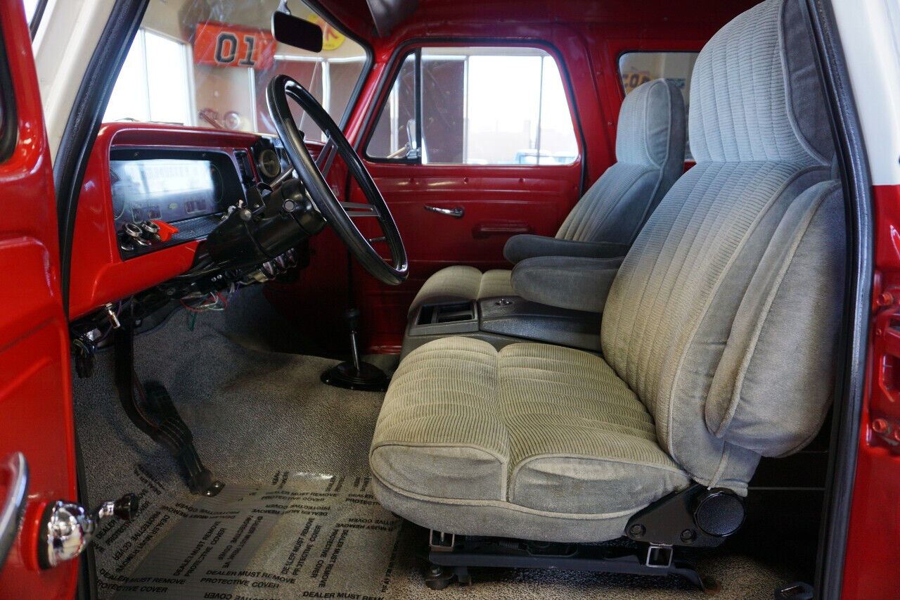 Chevrolet-CK-10-Suburban-1965-Red-Gray-81299-20