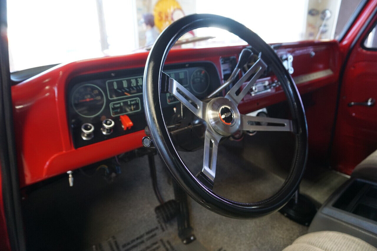 Chevrolet-CK-10-Suburban-1965-Red-Gray-81299-25