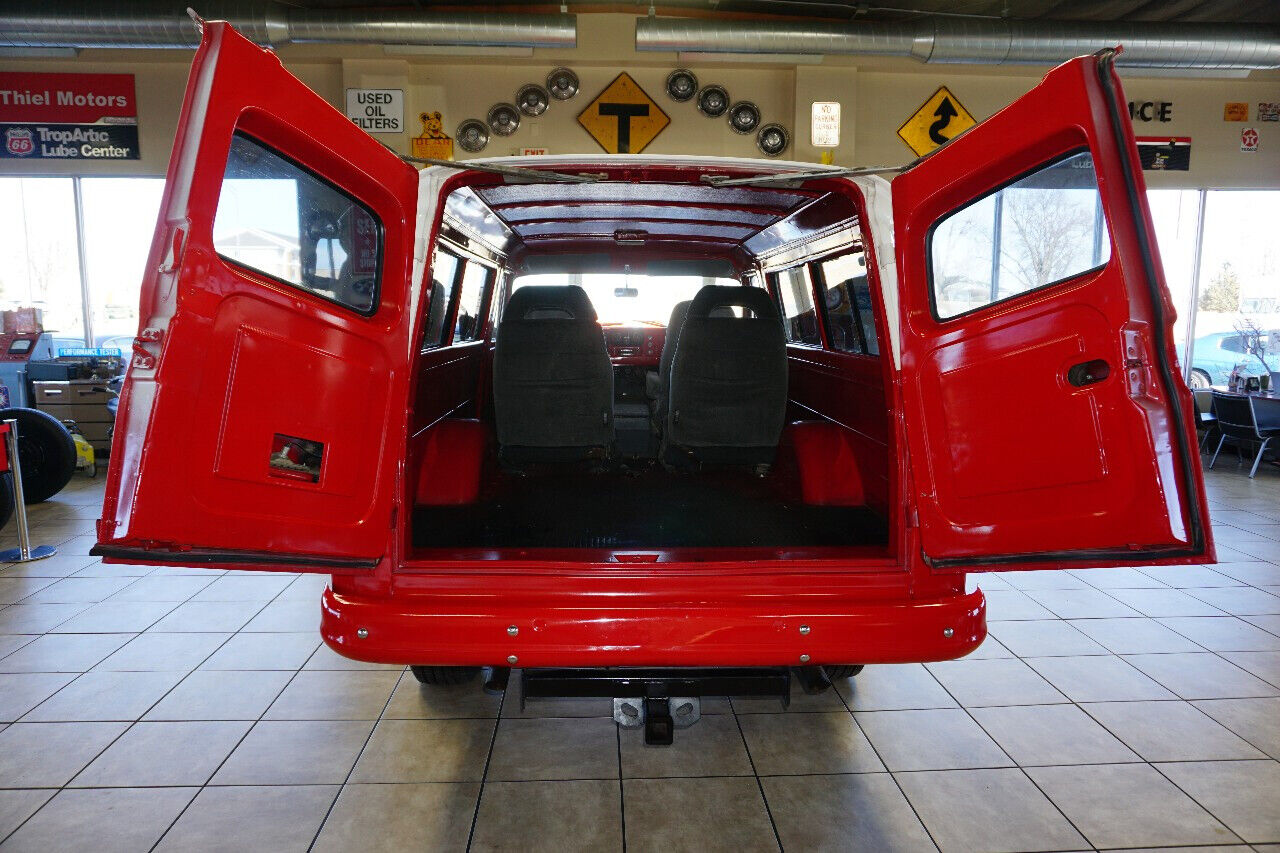 Chevrolet-CK-10-Suburban-1965-Red-Gray-81299-33