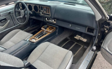 Chevrolet-Camaro-1981-Black-Silver-54718-17