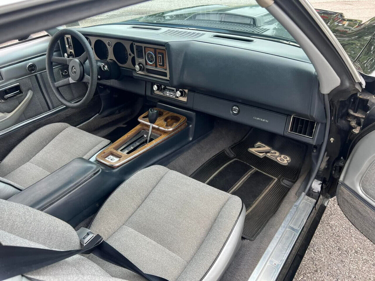 Chevrolet-Camaro-1981-Black-Silver-54718-17