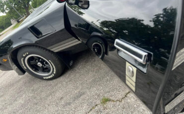 Chevrolet-Camaro-1981-Black-Silver-54718-38