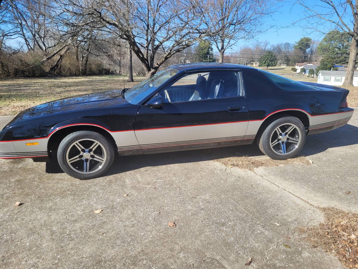 Chevrolet-Camaro-1985-black-157715-2