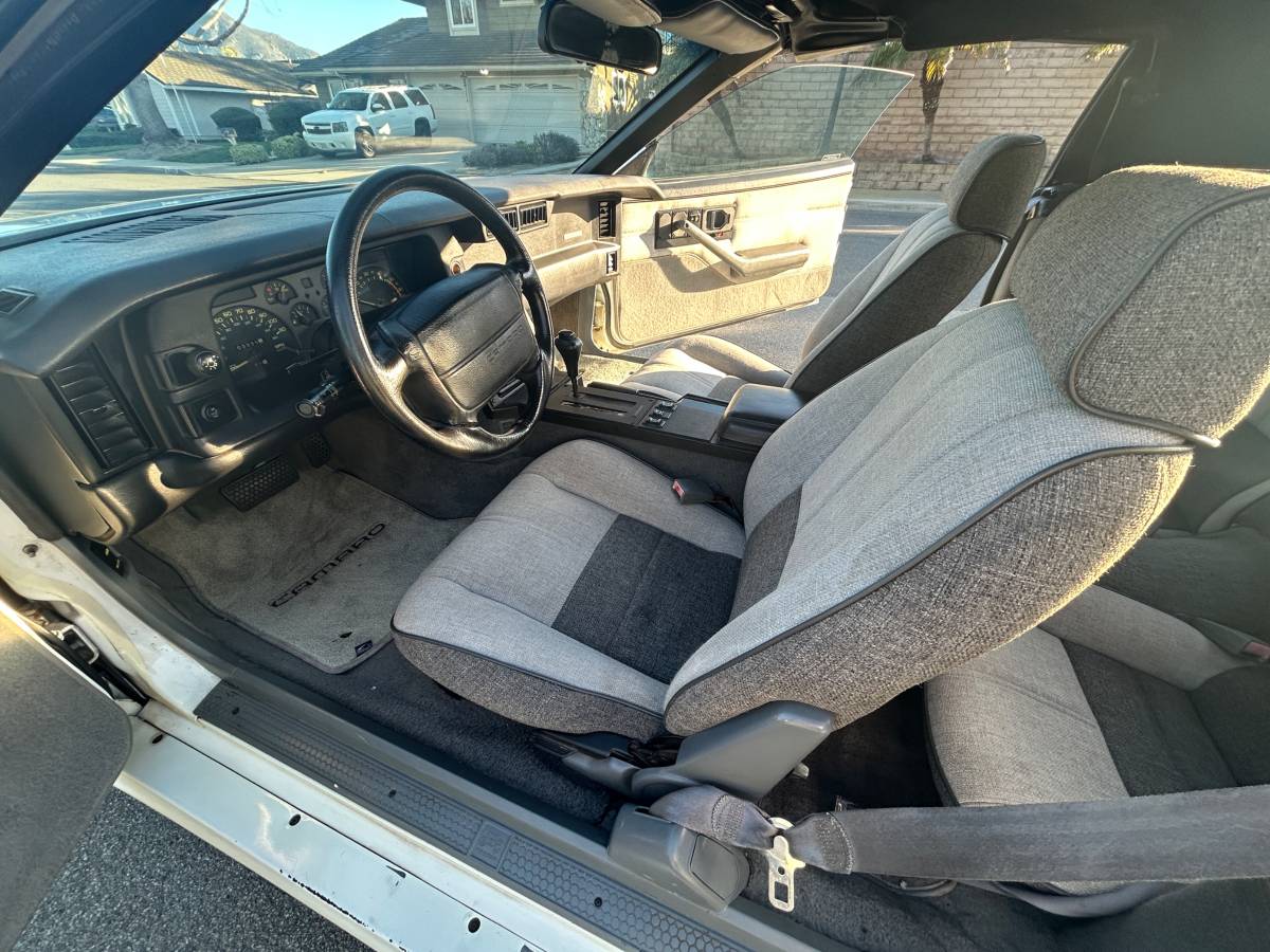 Chevrolet-Camaro-rs-convertible-1991-white-166301-13