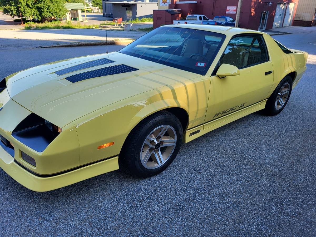 Chevrolet-Camaro-z28-iroc-coupe-1986-89194-3