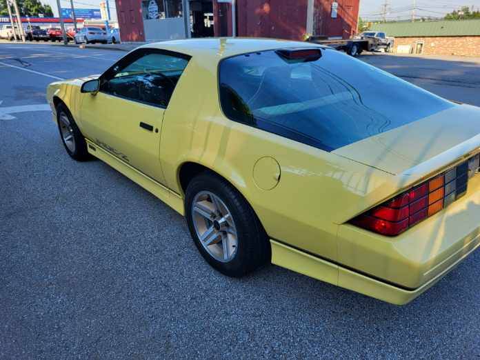 Chevrolet-Camaro-z28-iroc-coupe-1986-89194-6