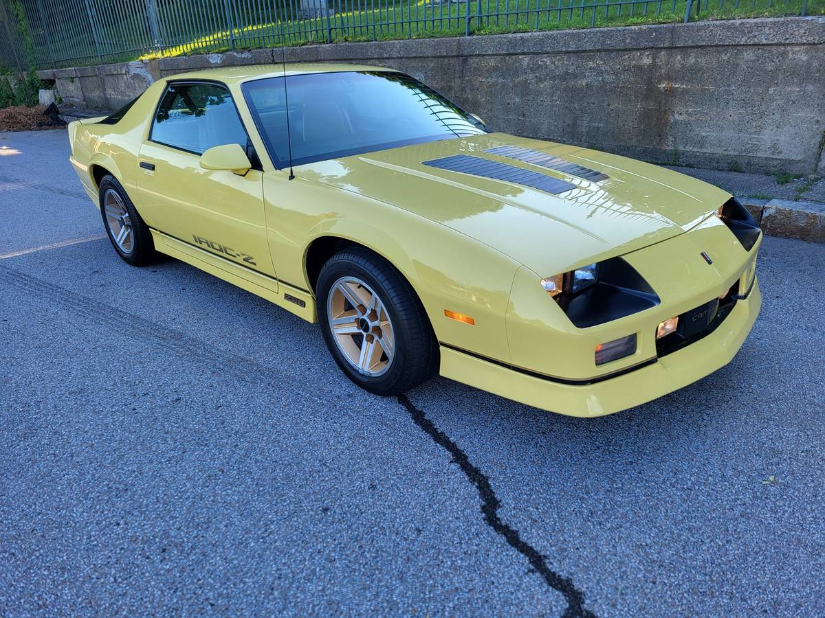 Chevrolet-Camaro-z28-iroc-coupe-1986-89194