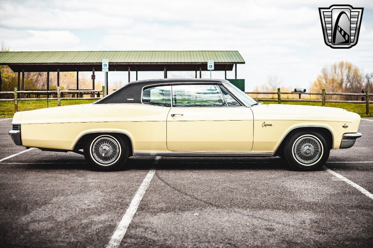 Chevrolet-Caprice-1966-Yellow-Black-83536-8