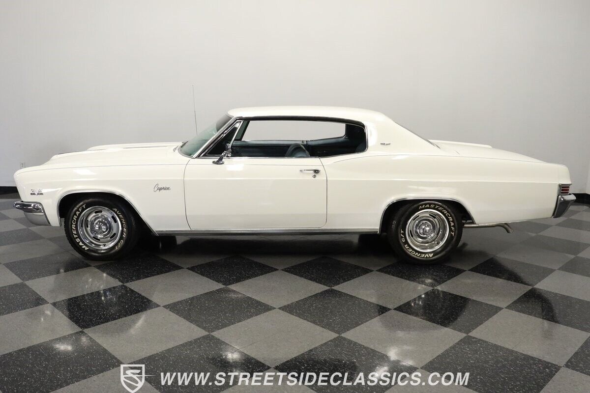 Chevrolet-Caprice-Coupe-1966-White-Blue-9362-2