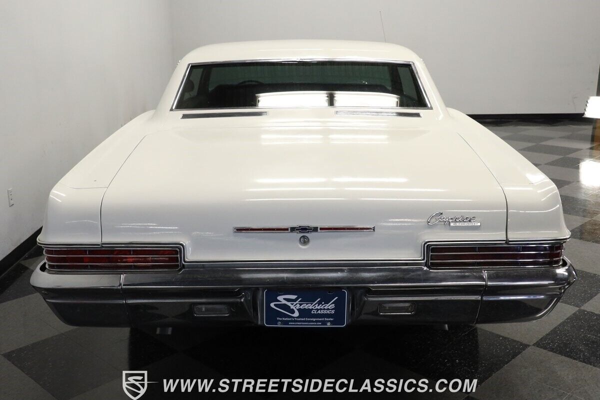 Chevrolet-Caprice-Coupe-1966-White-Blue-9362-8