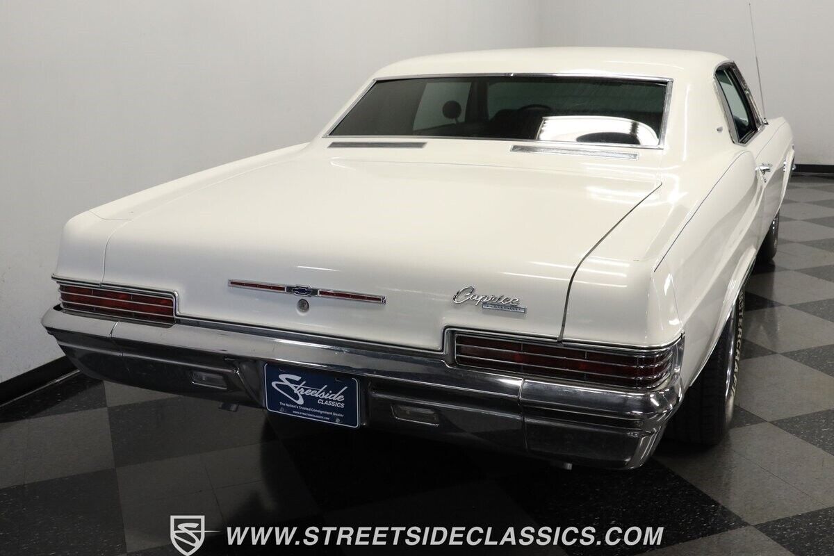 Chevrolet-Caprice-Coupe-1966-White-Blue-9362-9