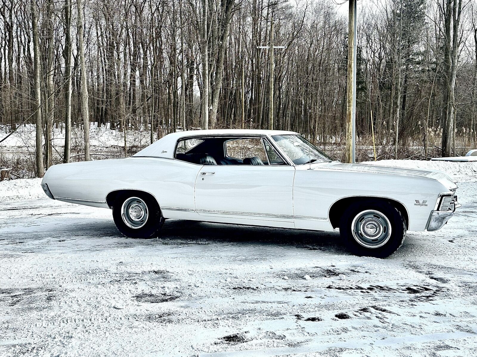 Chevrolet-Caprice-Coupe-1967-White-Blue-16093-1