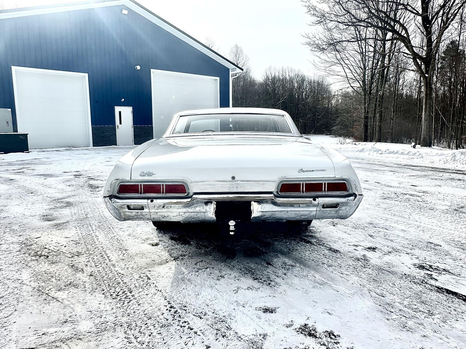 Chevrolet-Caprice-Coupe-1967-White-Blue-16093-10