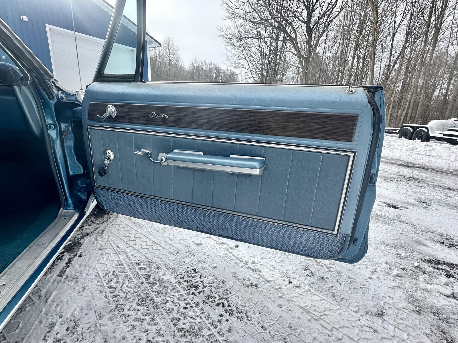 Chevrolet-Caprice-Coupe-1967-White-Blue-16093-32