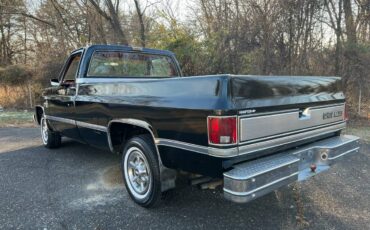 Chevrolet-Ck-10-1983-black-150734-8