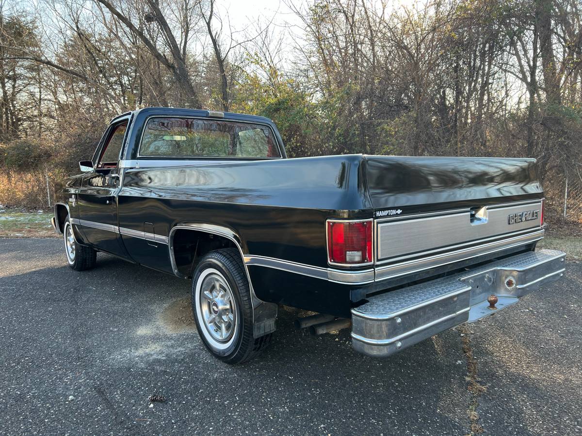 Chevrolet-Ck-10-1983-black-150734-8