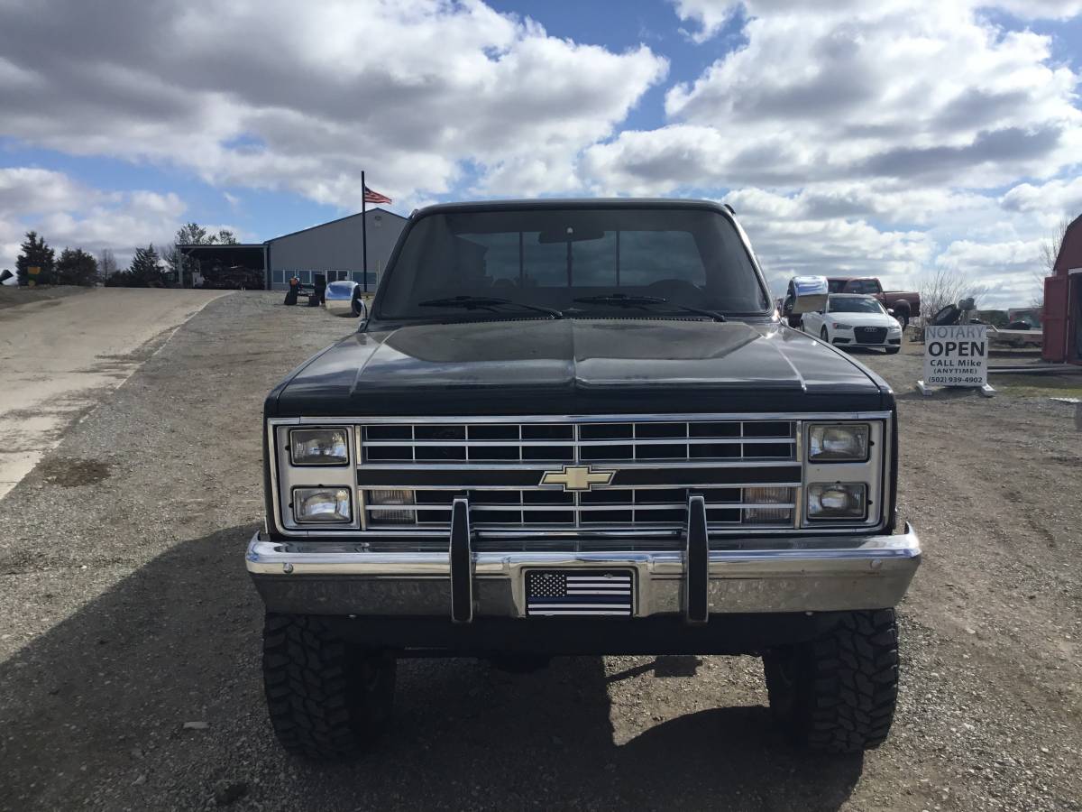 Chevrolet-Ck-pickup-12-ton-nominal-1985-black-217261-1