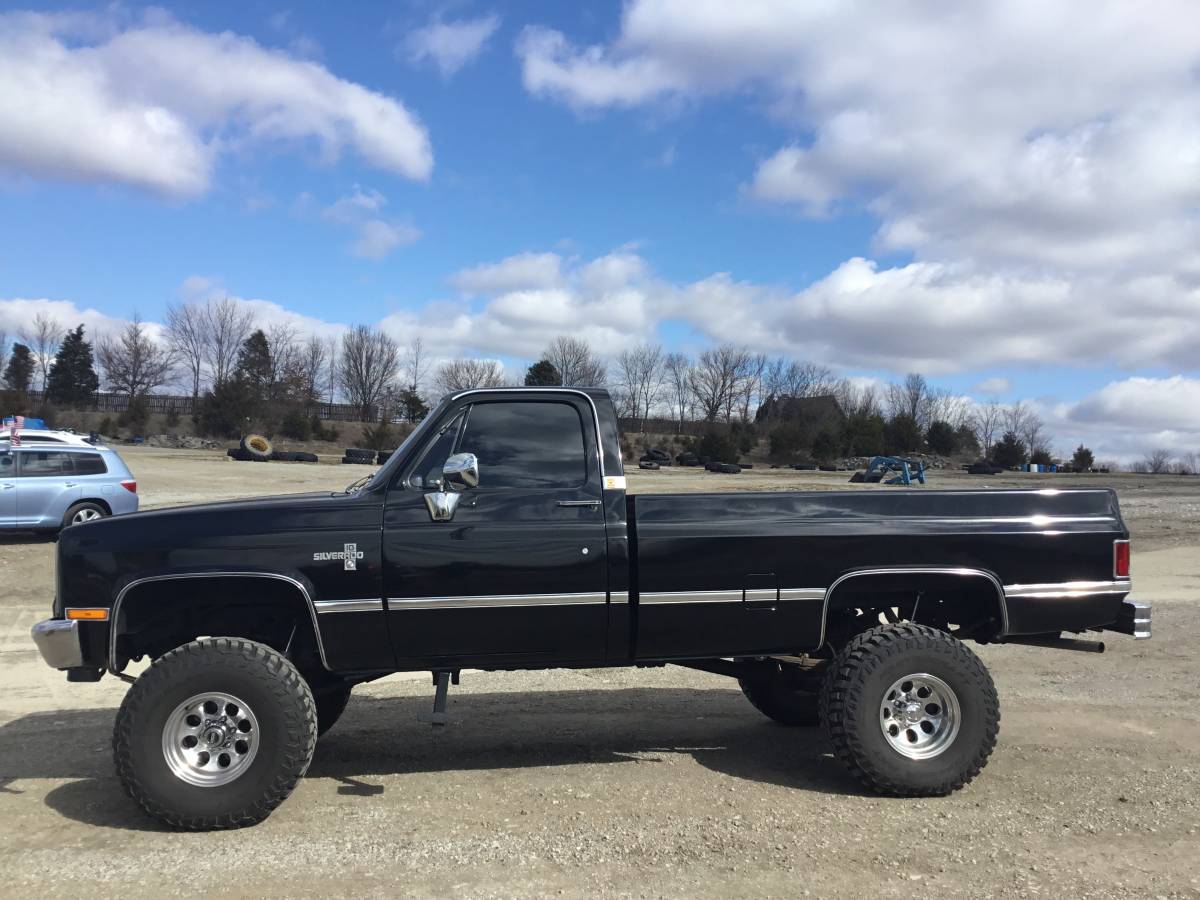 Chevrolet-Ck-pickup-12-ton-nominal-1985-black-217261-2