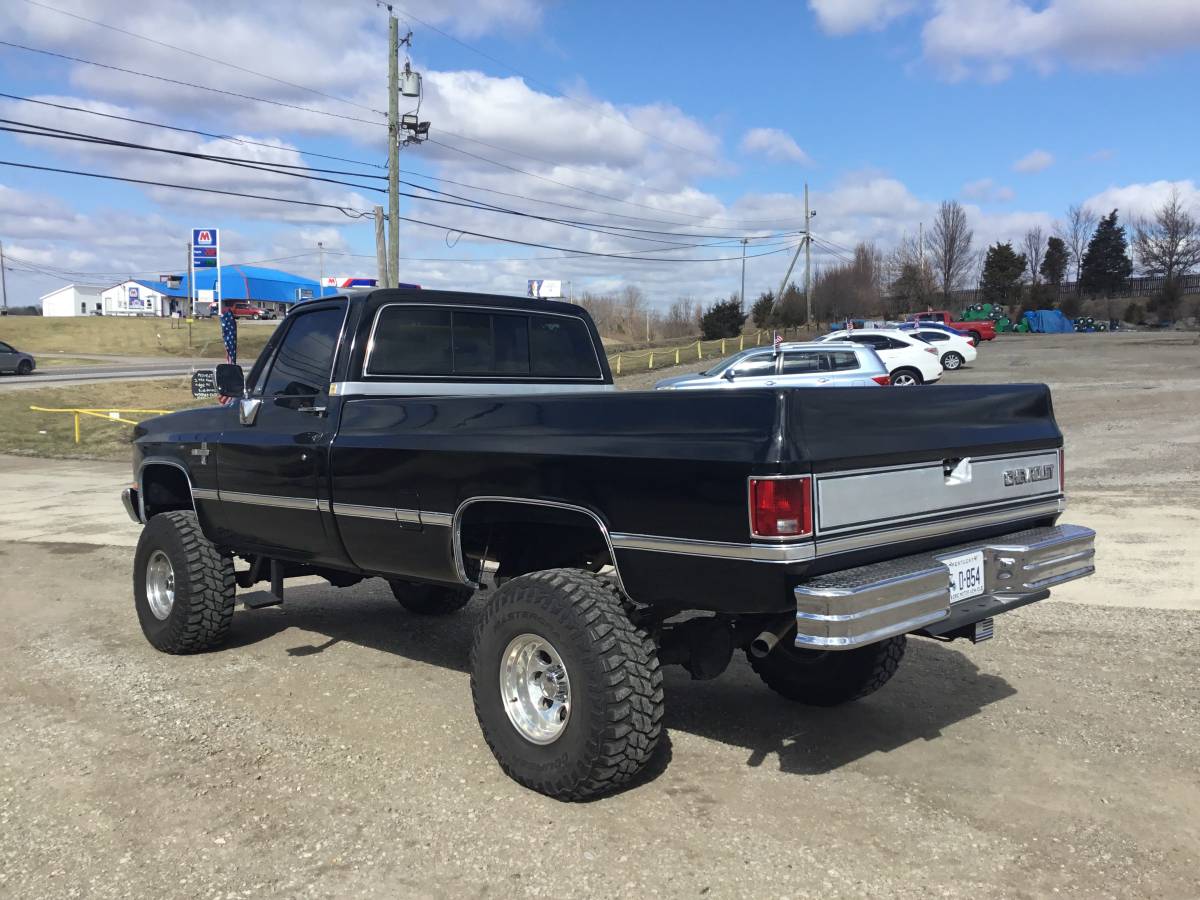 Chevrolet-Ck-pickup-12-ton-nominal-1985-black-217261-3