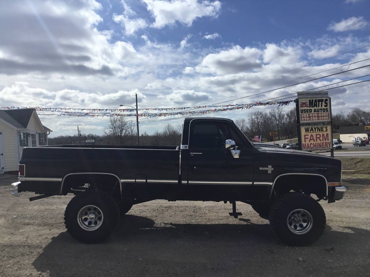 Chevrolet-Ck-pickup-12-ton-nominal-1985-black-217261-6