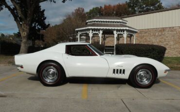 Chevrolet-Corvette-1969-179800-1