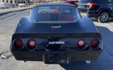 Chevrolet-Corvette-1981-black-124658-3