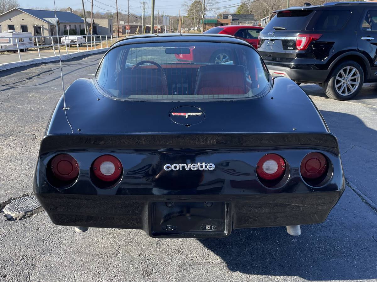 Chevrolet-Corvette-1981-black-124658-3