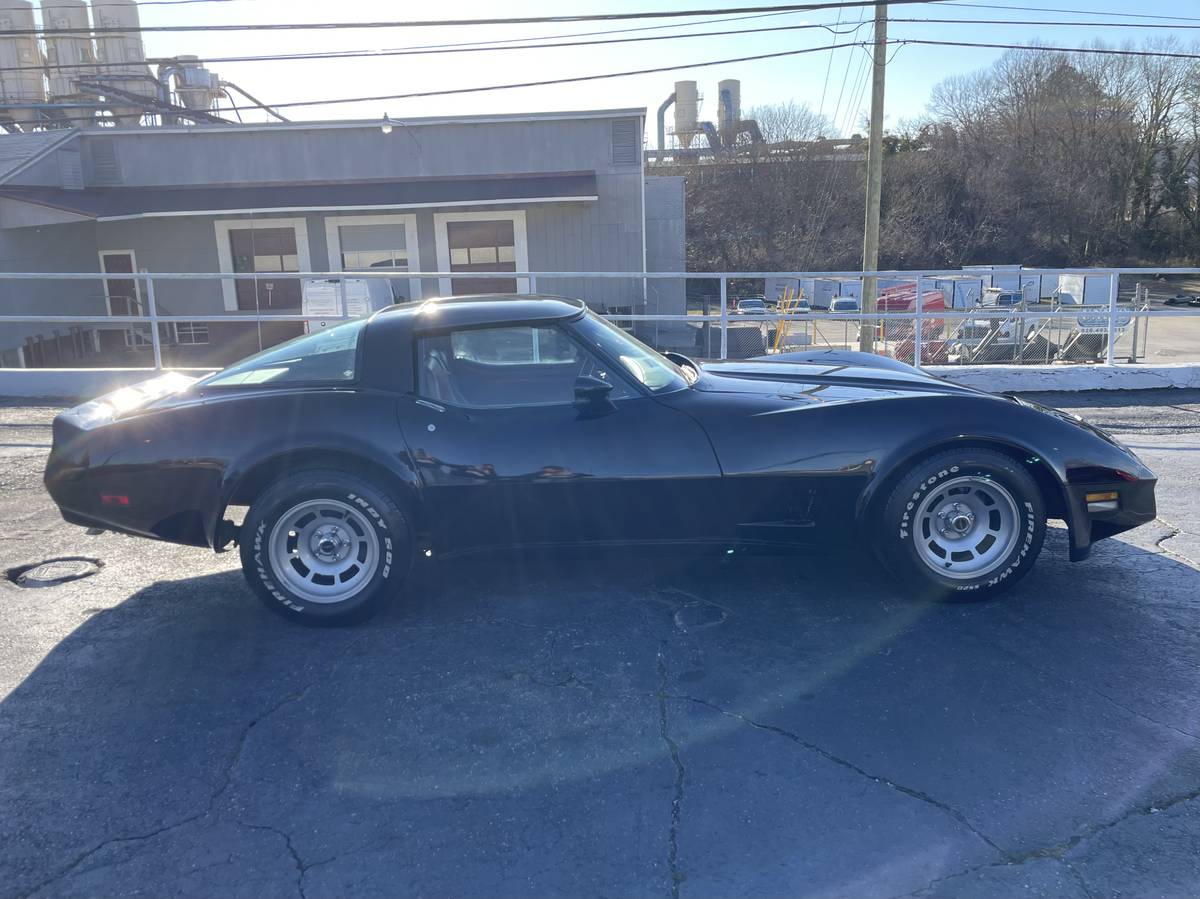 Chevrolet-Corvette-1981-black-124658-5