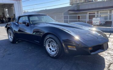 Chevrolet-Corvette-1981-black-124658-6