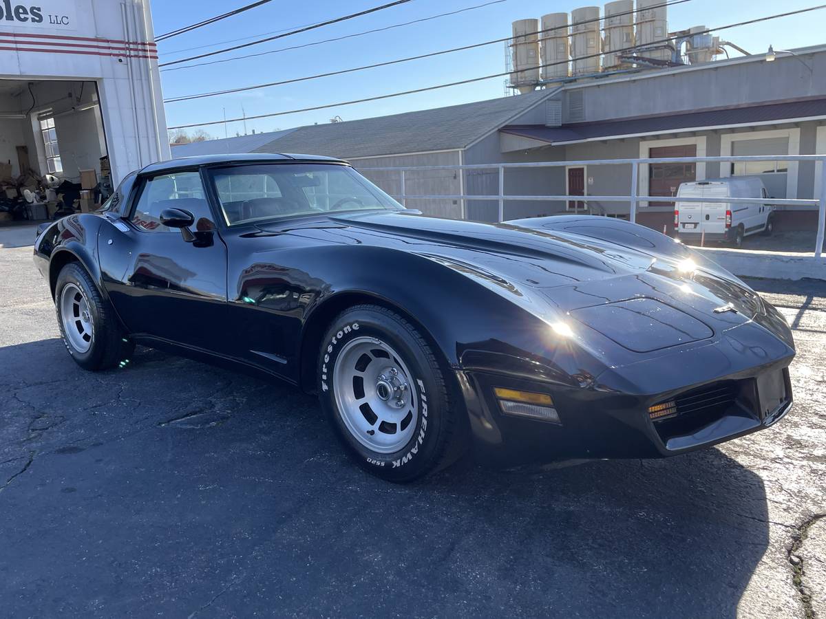 Chevrolet-Corvette-1981-black-124658-6