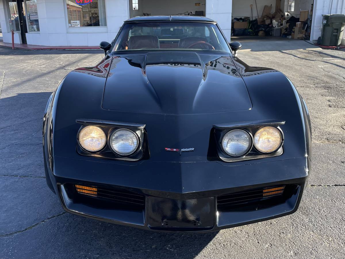 Chevrolet-Corvette-1981-black-124658-7