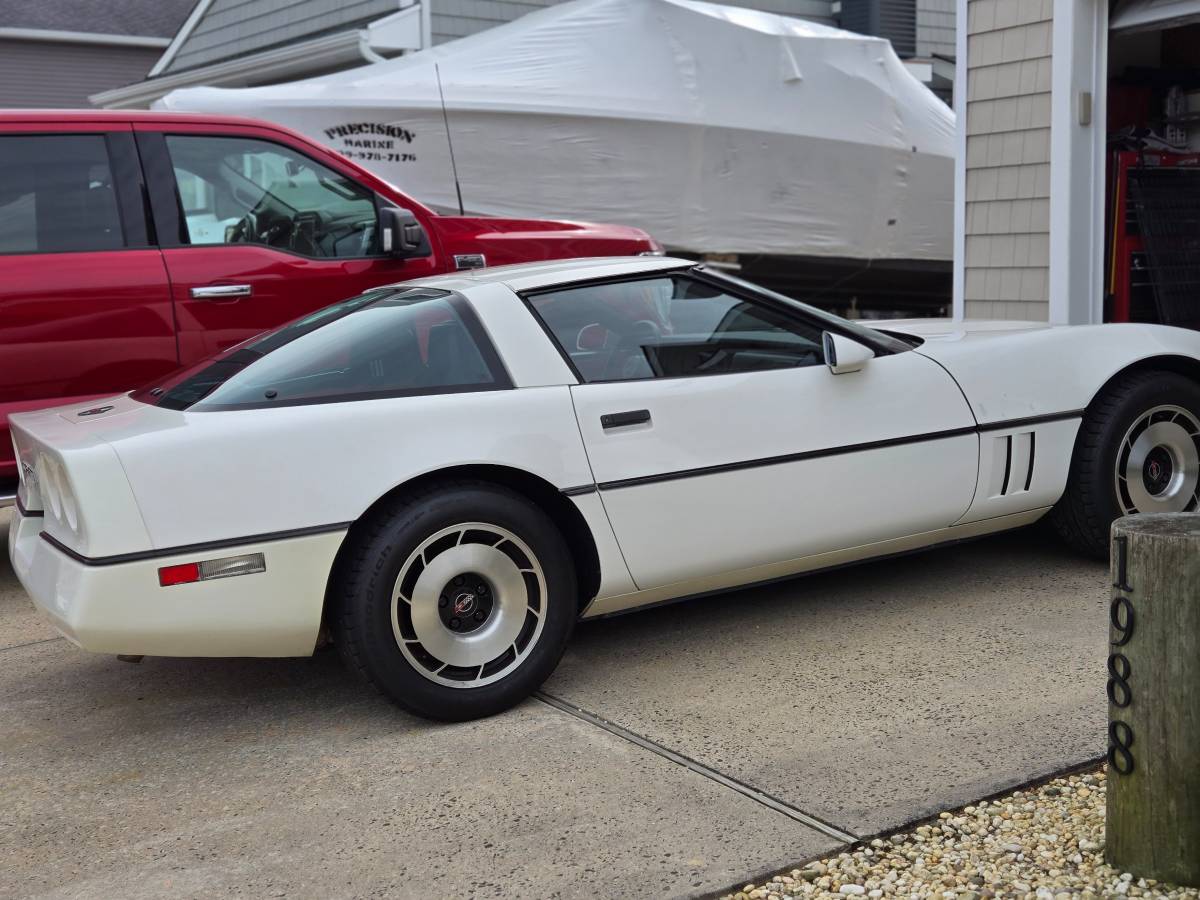 Chevrolet-Corvette-1984-white-80628-1