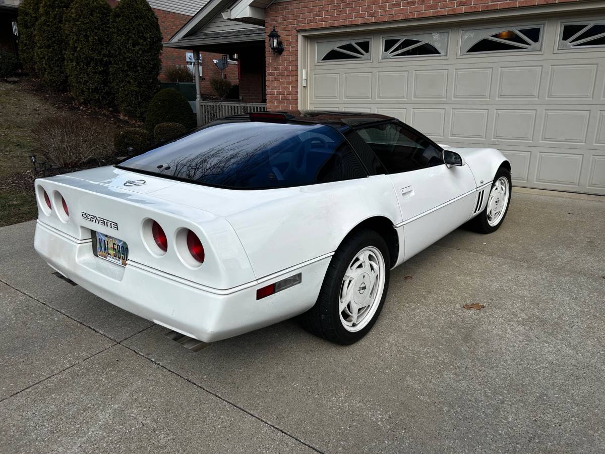 Chevrolet-Corvette-1988-white-86904-1